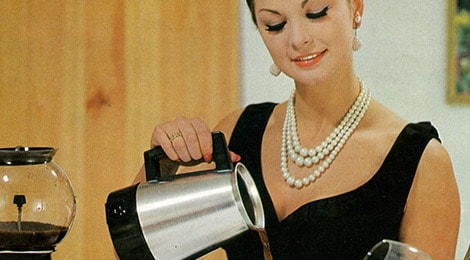 Naine valab kohvi