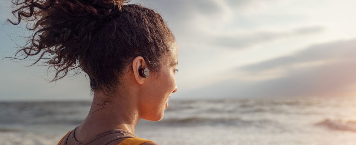 Naised, kes kasutavad mere ääres tõelisi juhtmeta kõrvaklappe