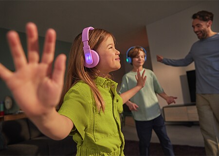 Lapsed naudivad muusikat Philipsi kõrvale asetuvate kõrvaklappidega