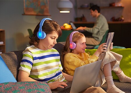 Lapsed kasutavad oma Philipsi kõrvale asetuvate kõrvaklappide värvilise valgustusega paneelide funktsiooni