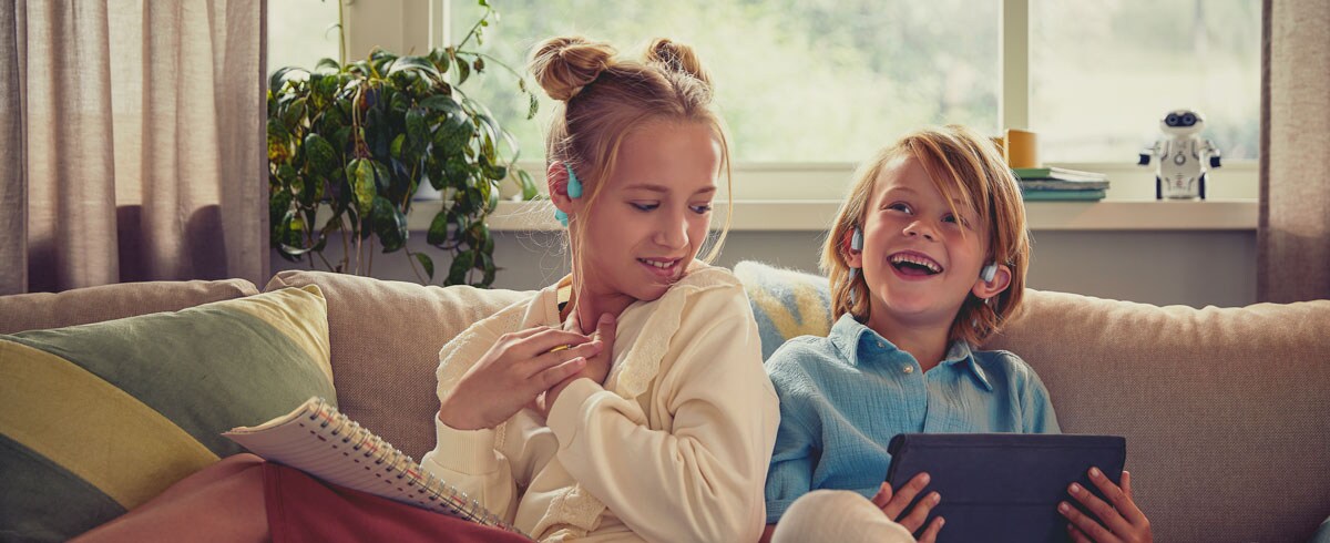 Lapsed naudivad videot Philipsi laste kõrvu mittekatvate kõrvaklappidega