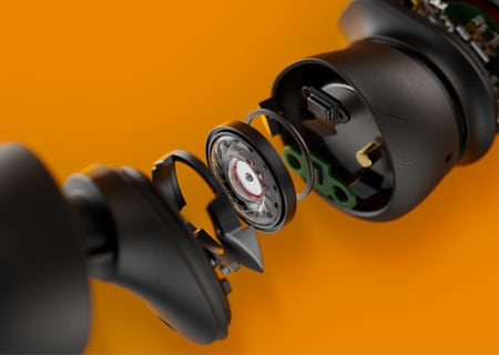 Tehnilise ehituse lähivõte, mis näitab tõeliselt juhtmevabade kõrvaklappide sisemisi osi