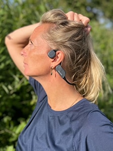 Philipsi luujuhtivuse ja bluetoothiga kõrvaklappe kandev naine