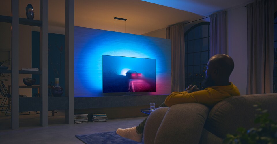 Paar vaatab filmi Ambilight teleril