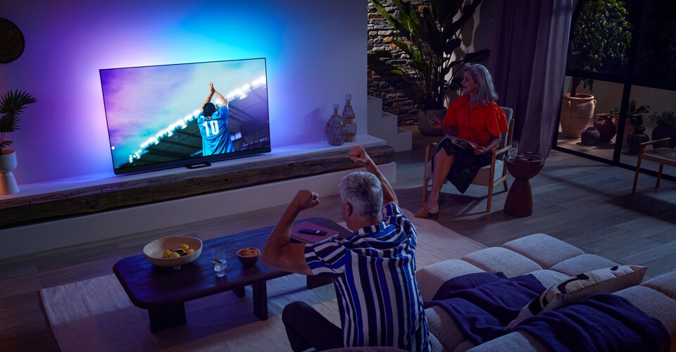 Pere vaatab matši OLED teleriga