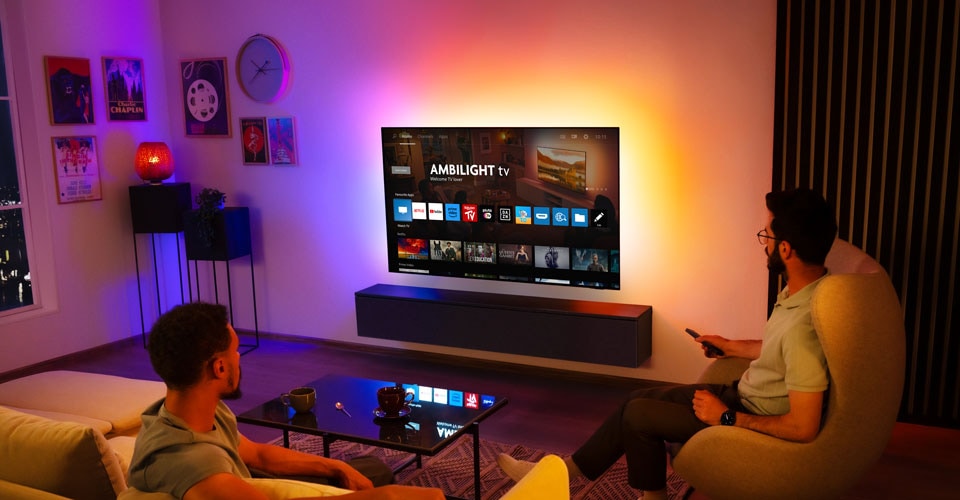 Kaks meest vaatavad elutoas seinale kinnitatud Ambilight telerit