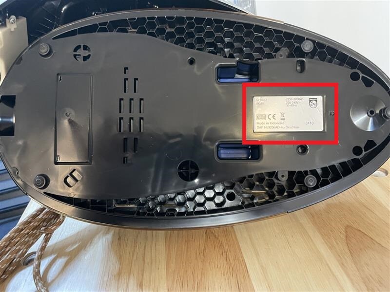 Aurutriikraua plaat, millel on n&auml;idatud toote mudeli number ja koodinumber