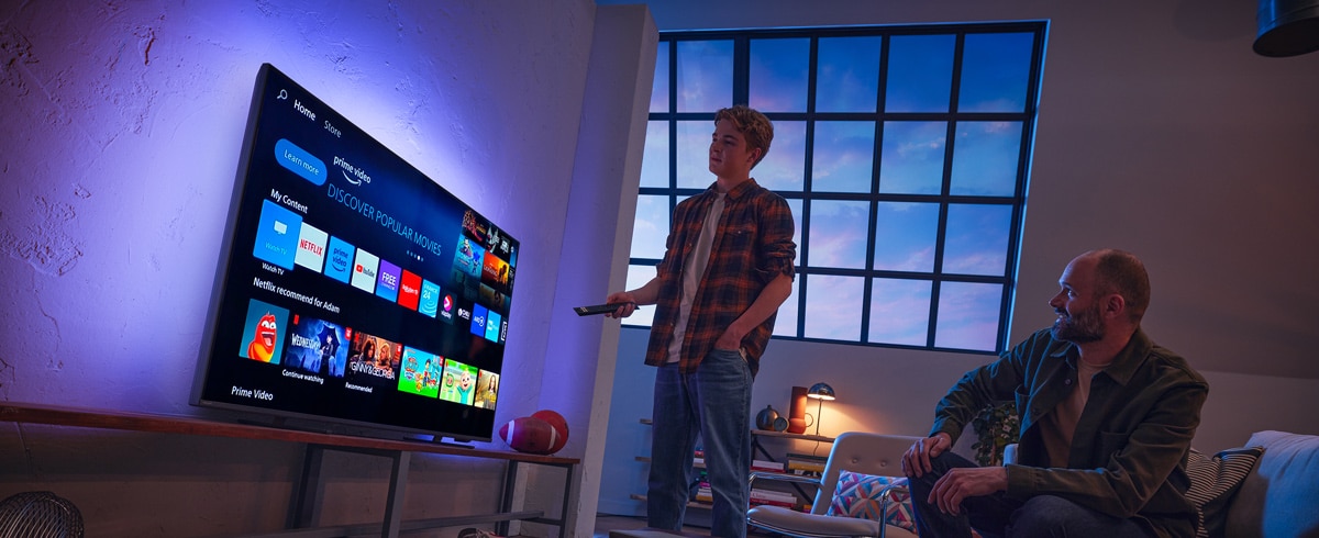 Mees valib rakendust Philipsi Smart TV-st
